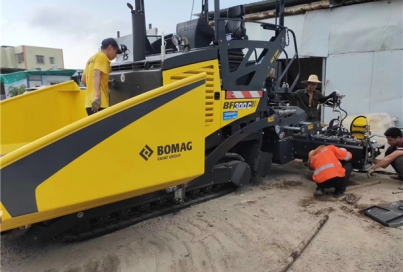 大型沥青摊铺机